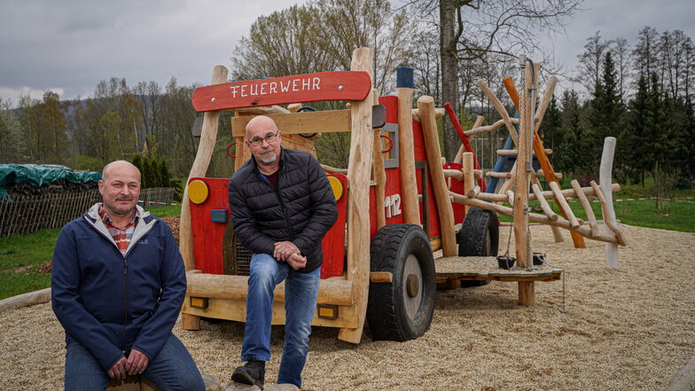 Der Holtschbergverein mit Vorsitzendem René Holtsch (l.) und seinem Vize Dirk Vasata in Diehmen will Orte für Begegnungen schaffen, unter anderem auf dem neugebauten Spielplatz, aber auch auf dem Hausberg des Dorfes.