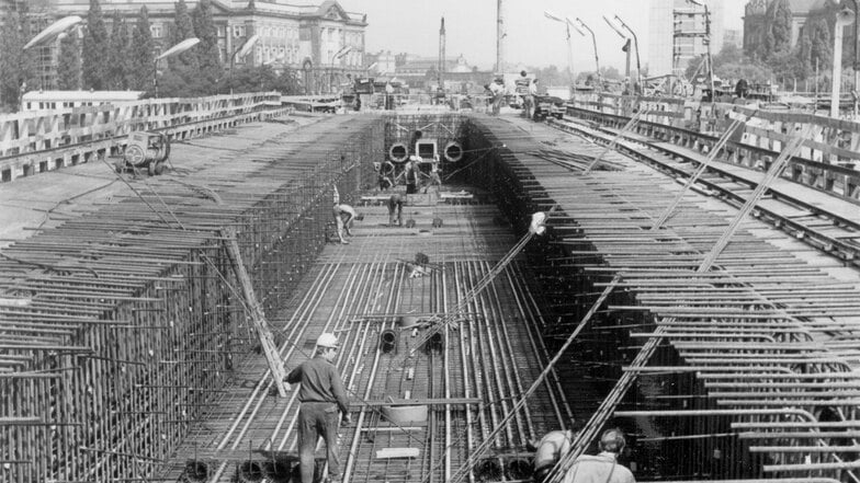 April 1968: Ein Blick ins Innere der heutigen Carolabrücke. Hier bauen Eisenflechter die Stahlbewehrung im sogenannten Hohlkasten der Brücke ein.