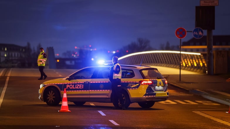 Jugendliche klettern auf Waldschlösschenbrücke in Dresden: Straße sechs Stunden gesperrt