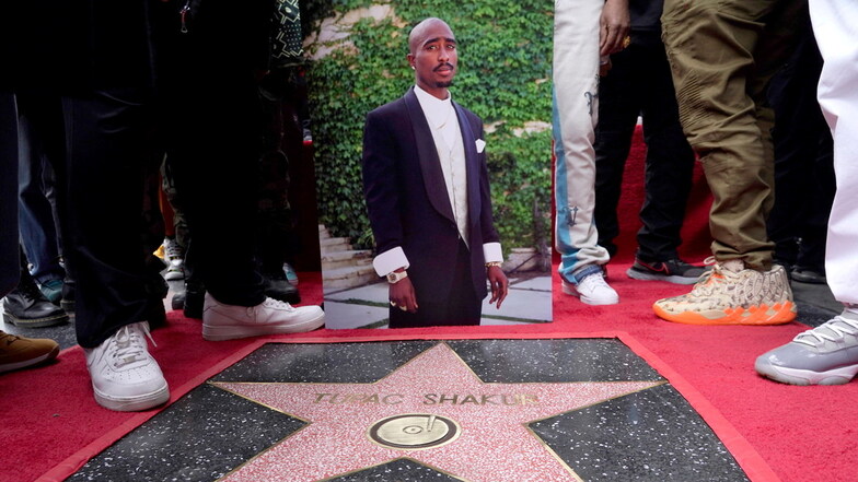 Ein Bild des verstorbenen Rappers und Schauspielers Tupac Shakur steht neben seinem Stern auf dem Hollywood Walk of Fame.