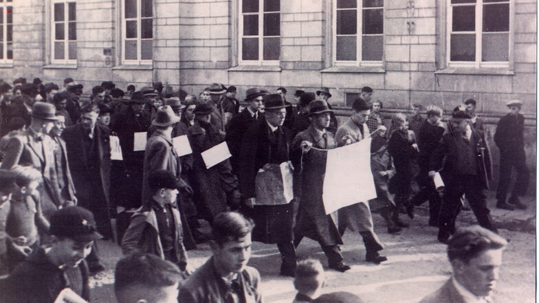 Das Bild entstand am 10. November 1938 in der Schulstraße in Bautzen. An diesem Tag jagten Bautzener ihre ehemaligen jüdischen Nachbarn mit „Juda verrecke“-Rufen durch die Stadt.