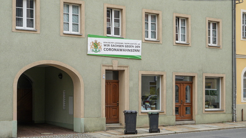 Auch an einem Haus an der Äußeren Lauenstraße in Bautzen hängt ein Banner der Gruppierung "Freie Sachsen", die der Verfassungsschutz als gesichert rechtsextrem eingestuft hat.