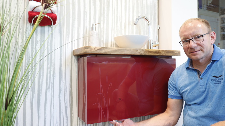 Der 41-jährige Thorsten Sickert gestaltete seine Badwand in Bambusoptik und nutzte die Schleiflack-Technik für den Waschtischunterbau.
