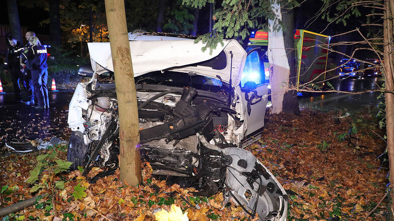 Zwei Männer nach Verkehrsunfall in Dresden teils schwer verletzt