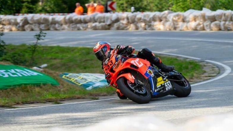 Der Italiener Maurizio Bottalico rast mit seiner Honda mit über 160 Kilometer pro Stunde im Schnitt (!) und Spitzengeschwindigkeiten von an die 300 Sachen den Lückendorfer Berg nach oben.