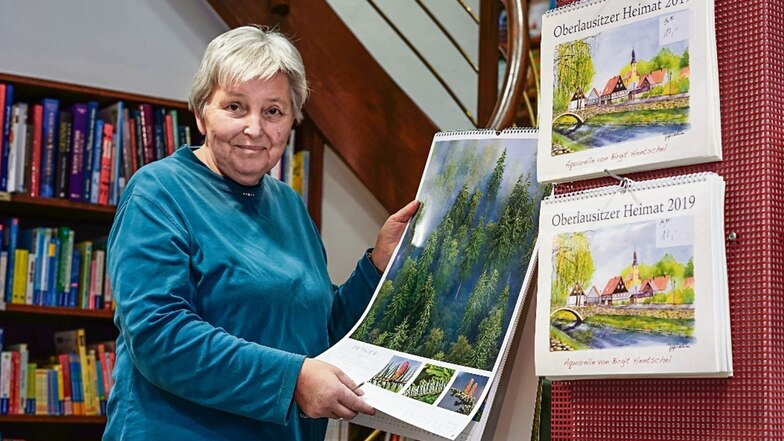 Reingard Kretschmar-Dietrich blättert in einem Kalender mit Landschaftsmotiven. Dieser und andere nicht verkaufte werden an die Verlage zurückgehen. Verkauft werden nur noch einige wenige Kalender regionaler Verlage – preisgesenkt.