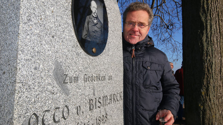 Harald Just mit dem Bismarck-Stein. Das Portrait auf dem Stein wurde mit einer Folie auf schwarzen Granit gestrahlt