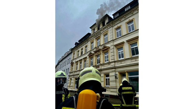 Dunkler Rauch ist am Mittag aus dem Dachgeschoss eines Hauses an der Bahnhofstraße gedrungen.