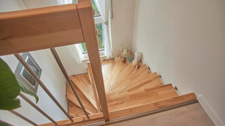 Die Massivholztreppe ist das besondere Highlight des Hauses.