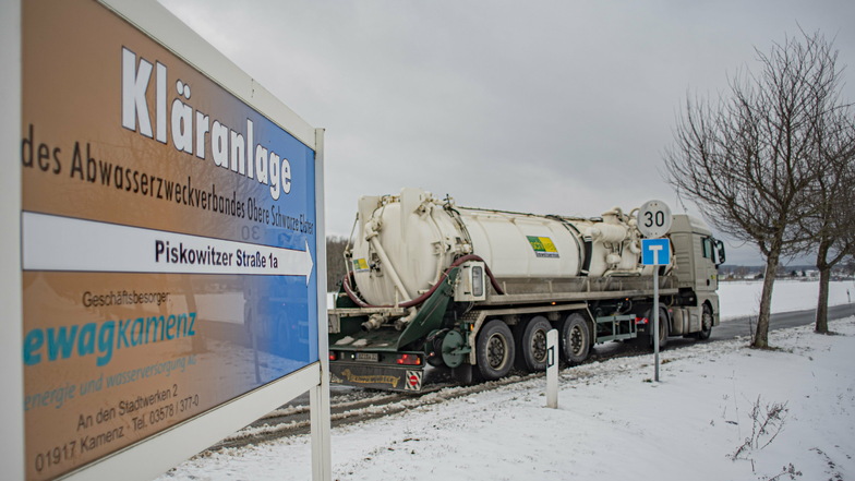 Mit Tankwagen muss derzeit noch der Autozulieferer TDDK in Straßgräbchen Abwässer nach Kamenz bringen. Durch eine Millionen-Investition soll sich das ändern.