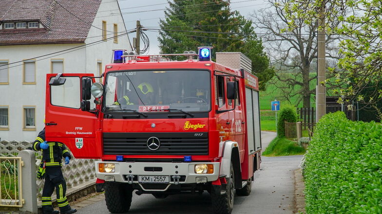 Die Feuerwehr hatte in Bretnig-Hauswalde einen Einsatz, um ausgetretenes Öl aus einer Hydraulikleitung zu binden.