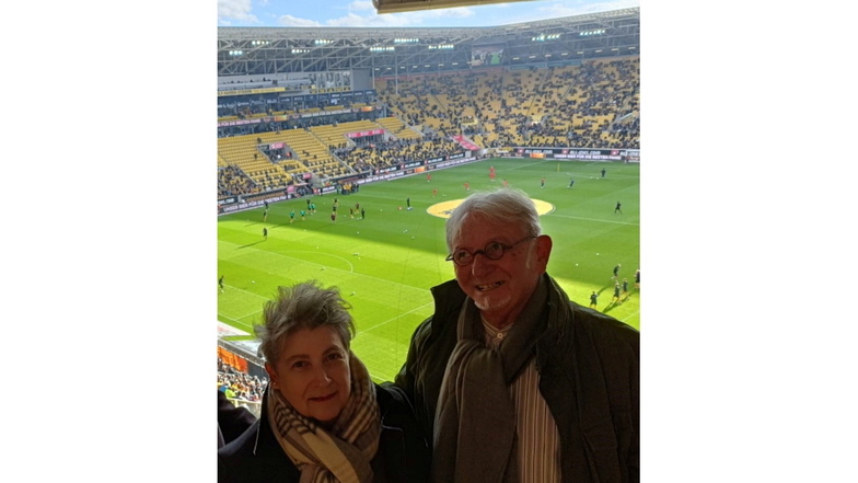Nava und Aharon Rabin im Dresdner Rudolf-Harbig-Stadion vor dem Spiel gegen die Freiburger Reserve. Mit dem Besuch erfüllten sie sich einen kleinen Traum.