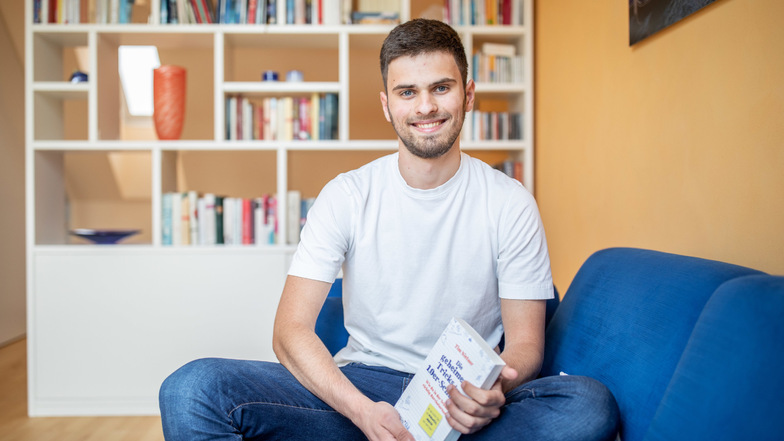 Tim Nießner (18) aus Haan bei Düsseldorf hat fast 100 der besten Abiturienten Deutschlands interviewt, um herauszubekommen, was er von ihnen lernen kann. Daraus ist ein 300 Seiten starkes Buch entstanden.
