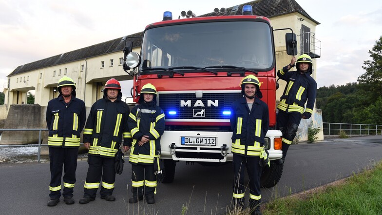 Lothar Fischer, Knut Herrmann, Eric Farkas, Tim Krawczyk und Robert Conrad (von links) freuen sich über das neue, gebrauchte Fahrzeug für ihre Feuerwehr. Das Löschgruppenfahrzeug 16/12 ersetzt den alten Robur LO.