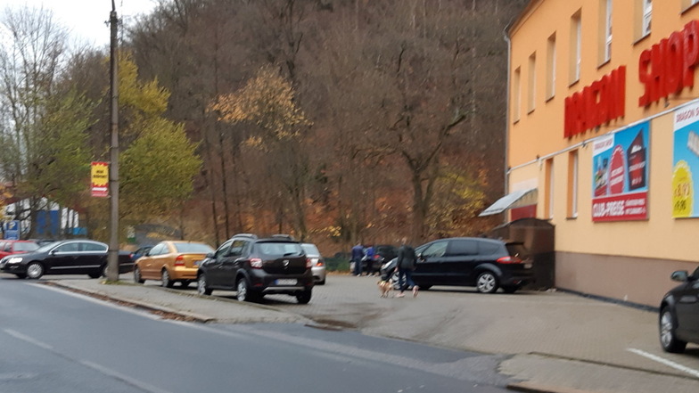 Trotz Schmuddelwetter: Im tschechischen Dolni Poustevna waren am Sonntag Einkaufstouristen unterwegs.