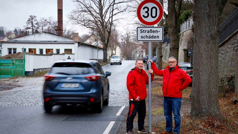 Jens Skarupski und Jan Geppert (r.) vom Tomogara Sport- und Freizeitzentrum Kamenz kritisieren, dass auf der unteren Bautzener Straße, wo Tempo 30 gilt, angeblich besonders häufig geblitzt wird.