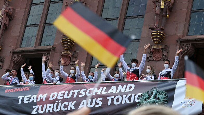 Knapp 100 Olympiateilnehmer lassen sich bei ihrer Rückkehr aus Tokio auf dem Balkon des Römers in Frankfurt feiern.