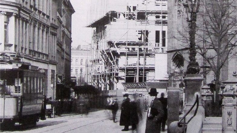 zwischen Post- und Marienplatz im Jahr 1913 Gerüste zum Warenhausbau.