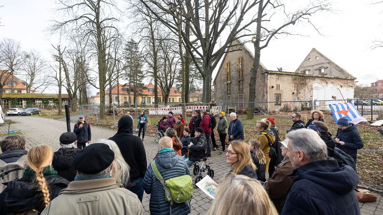 Zahlreiche Menschen kamen am 23. Februar auf dem Sonnenstein zusammen, um gegen den geplanten Umbau der früheren Garage (im Hintergrund) der sogenannten grauen Busse zu protestieren.