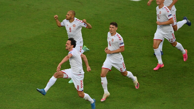 Dänemarks Thomas Delaney (links) bejubelt sein Tor zum 1:0 mit seinen Mannschaftskollegen.