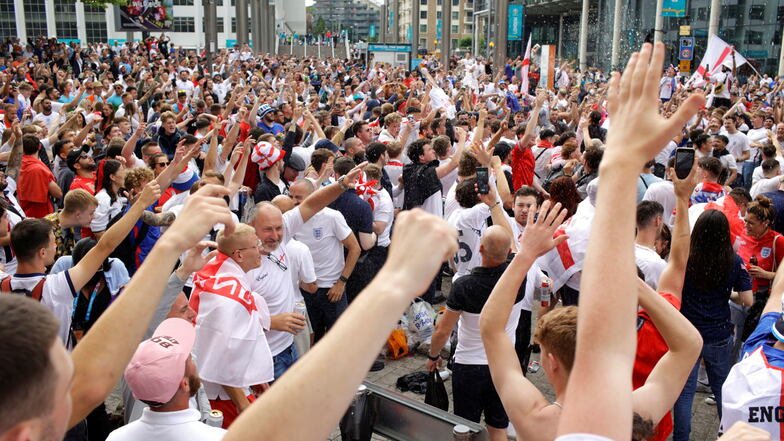 Ohne Masken oder Abstand: Englische Fans versammelten sich schon Stunden vor dem Finalspiel gegen Italien in London.