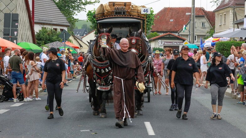 Der Eibauer Bierzug. Nach dem Salutschießen der Eibauer Schützen mit Böllergewehren zum Auftakt 2023 gab's Ärger.