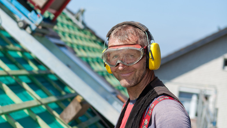 Der Gehörschutz sitzt, aber wie sieht es mit dem Sonnenschutz aus? Die steigende UV-Belastung erhöht die Gefahr von Gesundheitsschäden bei Jobs im Freien. Arbeitsschützer warnen vor den Risiken.