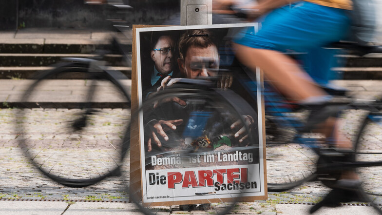 Das Staatsschutz-Dezernat der Görlitzer Polizei ermittelt bereits gegen die Satirepartei wegen Wahlplakaten mit Hakenkreuz.