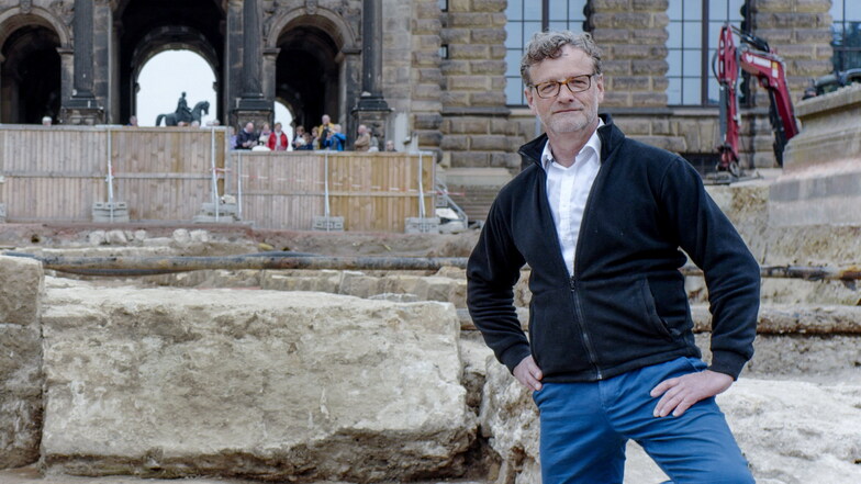 Der Archäologe Hartmut Olbrich neben einem der freigelegten Punktfundamente des zweiten Reithauses im Dresdner Zwinger. Er hatte nicht damit gerechnet, dass sie bei den Grabungen auf diese Reste stoßen.