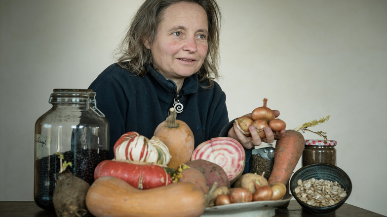 Milana Müller aus Tharandt gewinnt aus Bohnen, Kürbissen, Roten Beeten, Zwiebeln, Pastinaken und Sellerie Samen zum weiteren Anbau.