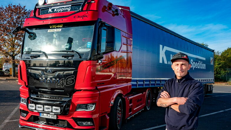 Jens Lindner von der Spedition Kipping aus Hartha, mit seinem neuen MAN - LKW ist beim Truckertreffen in Großweitzschen dabei.