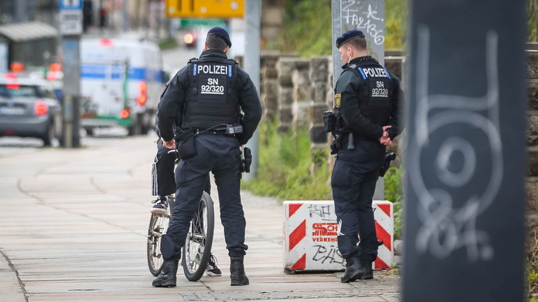 Bei einer Kontrolle in Dresden hat ein Radfahrer einen Polizisten bedroht.