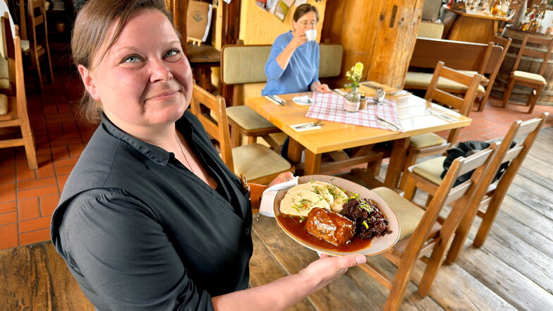 Kellnerin Peggy Lorenz serviert  im Brauhaus-Restaurant im Eibauer Faktorenhof Roulade mit Rotkraut und Knödeln. Das Lieblingsessen der Gäste kostet jetzt einen Euro mehr.