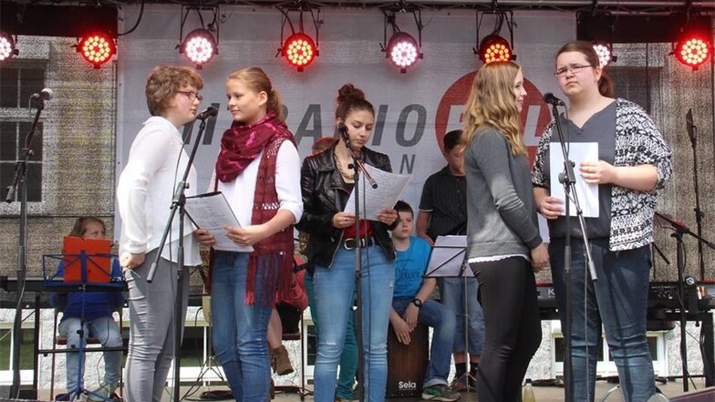 Die Band Frida Gold trat am Dienstag in Großdubrau auf. Die Freie Mittelschule „Johannes Heinrich Pestalozzi“ hatte den Auftritt bei der  Aktion „Die Schulhofkonzerte“ des Senders Hitradio RTL gewonnen.  Etwa 500 Besucher verfolgten den Auftritt auf dem Schulhof. Zuvor durfte  die hauseigene Schülerband Paper Plane auf die Bühne.