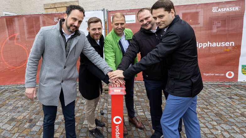 Vodafone nimmt in Klipphausen den ersten Glasfaser-Netzabschnitt in Betrieb:. v.l.n.r.: Stefan Andrien (Vodafone), Andreas Doliwa (Vodafone), Mirko Knöfel (Bürgermeister Klipphausen), Dirk Orlamünder (Wirtschaftsministerium) und Sven Paschold (PwC).