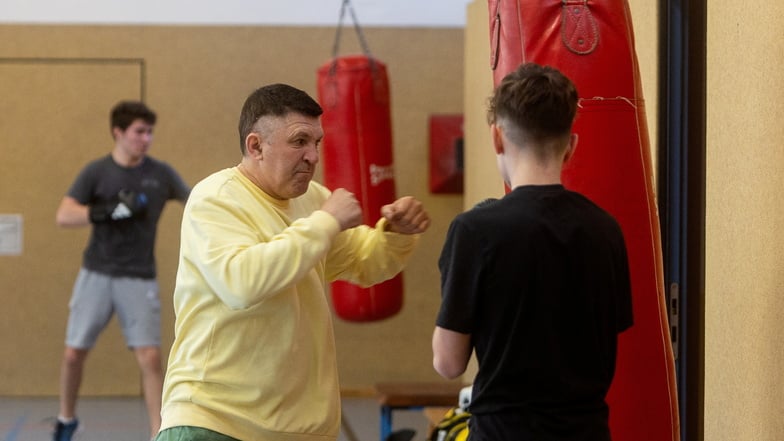 Besser die Aggressionen an einem Boxsack rauslassen als sie gegen andere Menschen zu richten. Das lernen Kinder und Jugendliche bei Ruslan Fritzler in Freital.