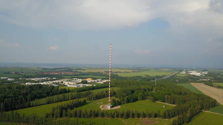 Noch dominiert der 153 Meter hohe Sendemast die Landschaft rund um Wilsdruff. Der Förderverein Funkturm Wilsdruff möchte zumindest einen Teil des Turms erhalten.