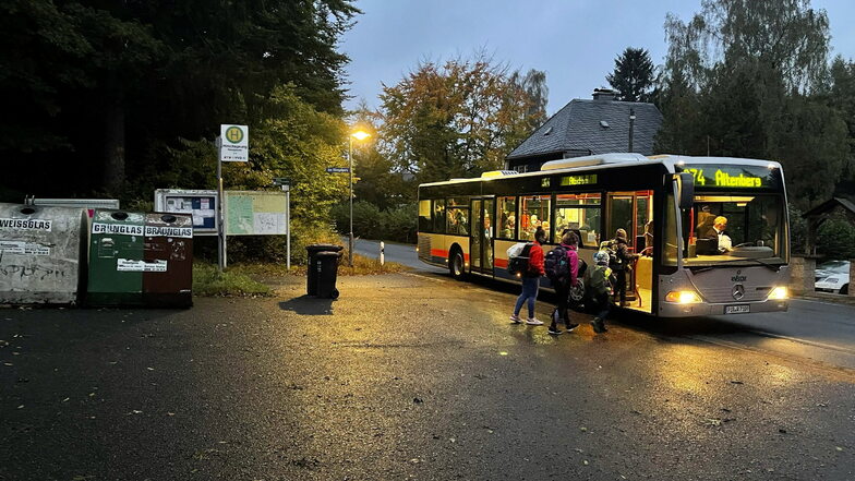 Kinder, die "Am Klengelpark" in Hirschsprung frühmorgens in den Schulbus steigen, müssen ungeschützt im Freien warten.