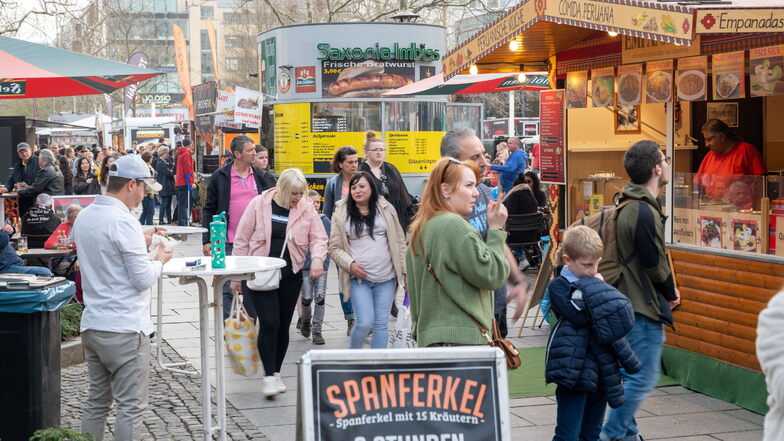 Gut besucht: Viele Menschen laufen am Sonnabend über die Prager Straße und schauen sich die Speisen an.