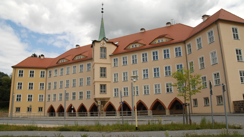 Im imposanten Gelb zeigt sich der Jugendstilbau der Olbersdorfer Schule. Das 1924 übergebene Gebäude hatte viele Vorgänger. Bereits 1651 wurde von einem Schulhaus im Niederdorf berichtet. Doch das erwies sich bald zu klein. Weitere Schulen folgten.
