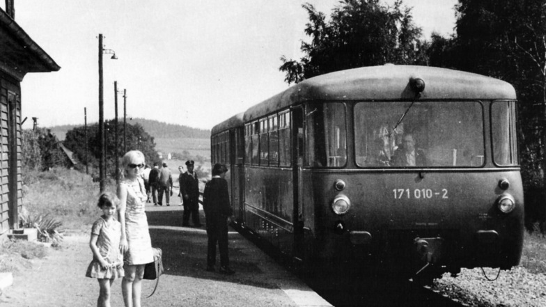 Cunewalder Talbahn-Idylle im August 1973: Auch Schienenbusse wurden zwischen Löbau und Bautzen als Personenzüge eingesetzt. Dieser macht gerade im Haltepunkt Halbau am Hochstein Station.