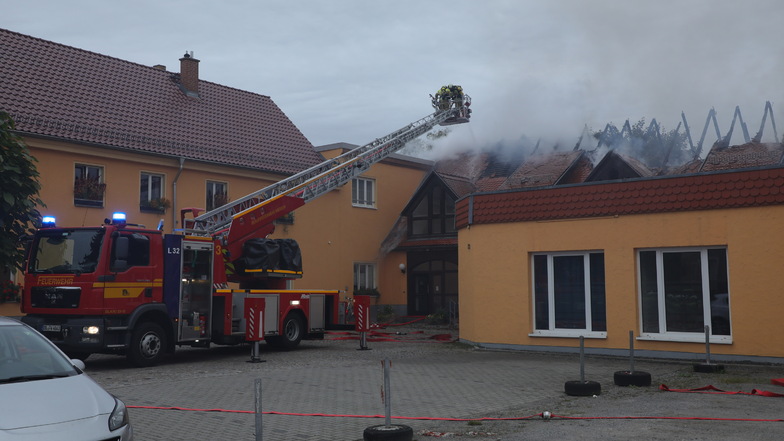 Die Feuerwehr musste in Weißig ein brennendes Hausdach löschen.
