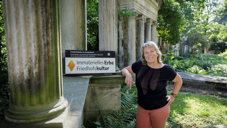 Die Görlitzer Friedhofschefin Evelin Mühle kann sich freuen: 13 Spender überwiesen mehr als 2.000 Euro.