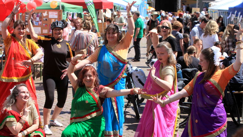 Bunt, bunter: Der Markt der Kulturen hat am Sonnabend in Pirna seine 20. Auflage gefeiert. Mit dabei waren die Tänzerinnen der Tanzgruppe Sanskriti.