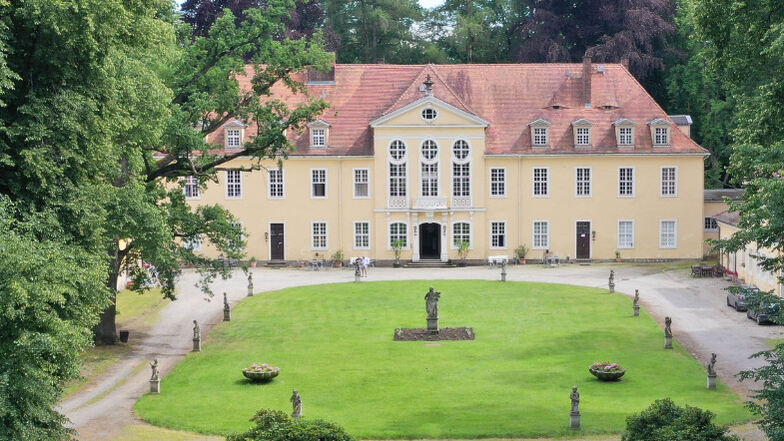 Ab 1724 ließ Graf Christian Gottlieb von Holtzendorff ein barockes Schloss in Oberlichtenau errichten und einen Barockpark nach französischem Vorbild mit wertvollen Sandsteinplastiken anlegen. Um die einzigartige Gartenanlage besser verstehen zu können und kennenzulernen, hat der Förderverein vom Barockschloss Oberlichtenau einen QR-Code geführten „Lehrpfad des Barockgartens“ mit 34 Stationen eingerichtet. // Barockschloss Oberlichtenau, Großnaundorfer Straße 5, 01896 Pulsnitz OT Oberlichtenau.