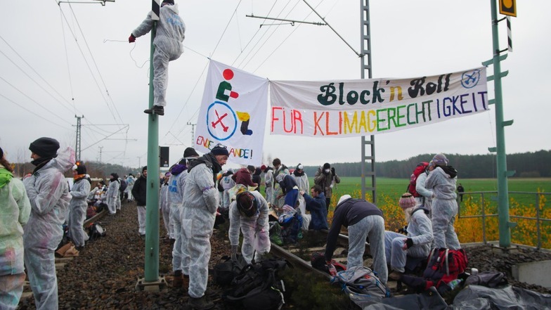 Aktivisten Tagebau Schleenhain bei Leipzig.