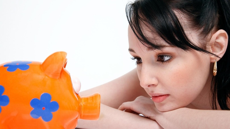 Frauen verdienen weniger und können unterm Strich weniger Geld sparen. Dennoch sparen sie öfter als Männer.