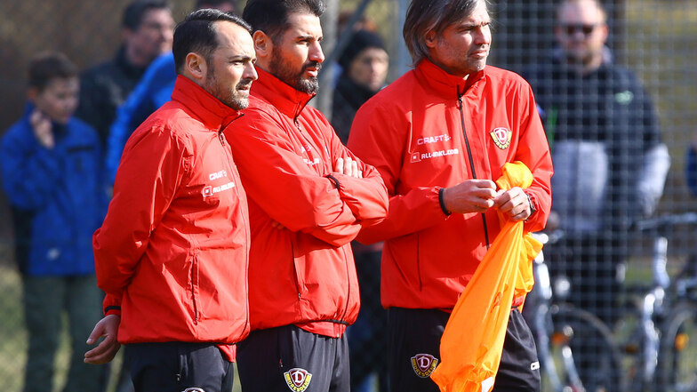 Cristian Fiel mit seinen Assistenten Patrick Mölzl (l.) und Matthias Lust (r.) bei seinem ersten Training als Chefcoach am vorigen Donnerstag.