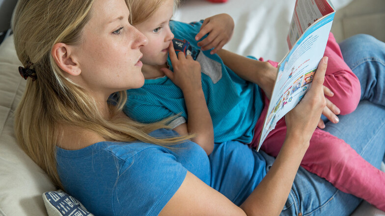 Eltern dürfen gern Bücher zum Vorlesen aussuchen, die sie selbst mögen – denn die Begeisterung steckt an.