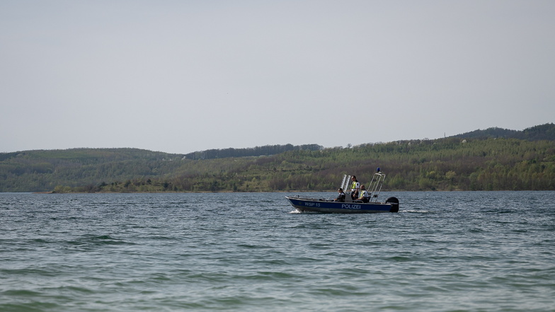 Die Wasserschutzpolizei patrouilliert mit einem Boot in der Höhe des Nordost-Strandes - die Bootssaison hat schon begonnen.